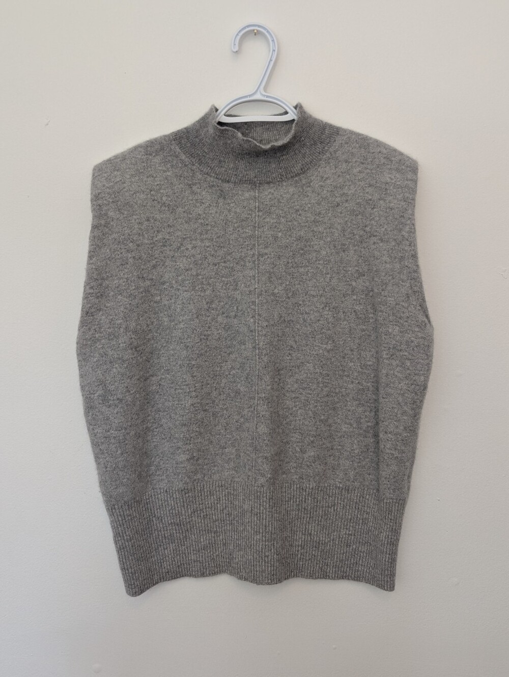 BANANA REPUBLIC 100% Cashmere Grey Sleeveless Sweater Vest preppy Quiet luxury L